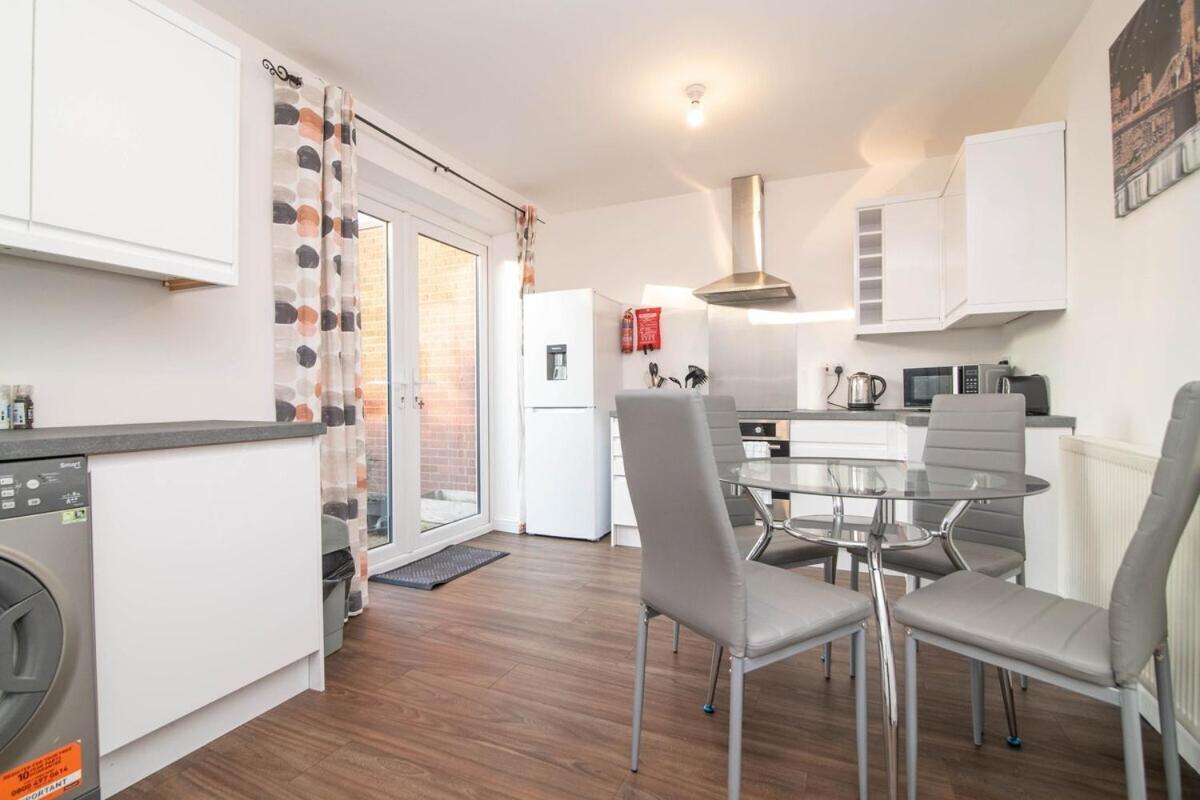 Spacious Two Bed House With Parking And Garden Дъдли Екстериор снимка